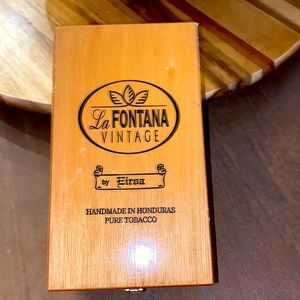 CIGAR BOX 📦, NICE LACQUER EXTERIOR , LOOKS GOOD ON DRESSER, LaFONTANA ,